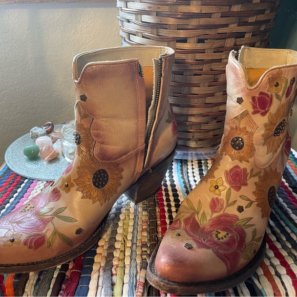 Cute Cowgirl Floral Leather Boots - Picture 5 of 8